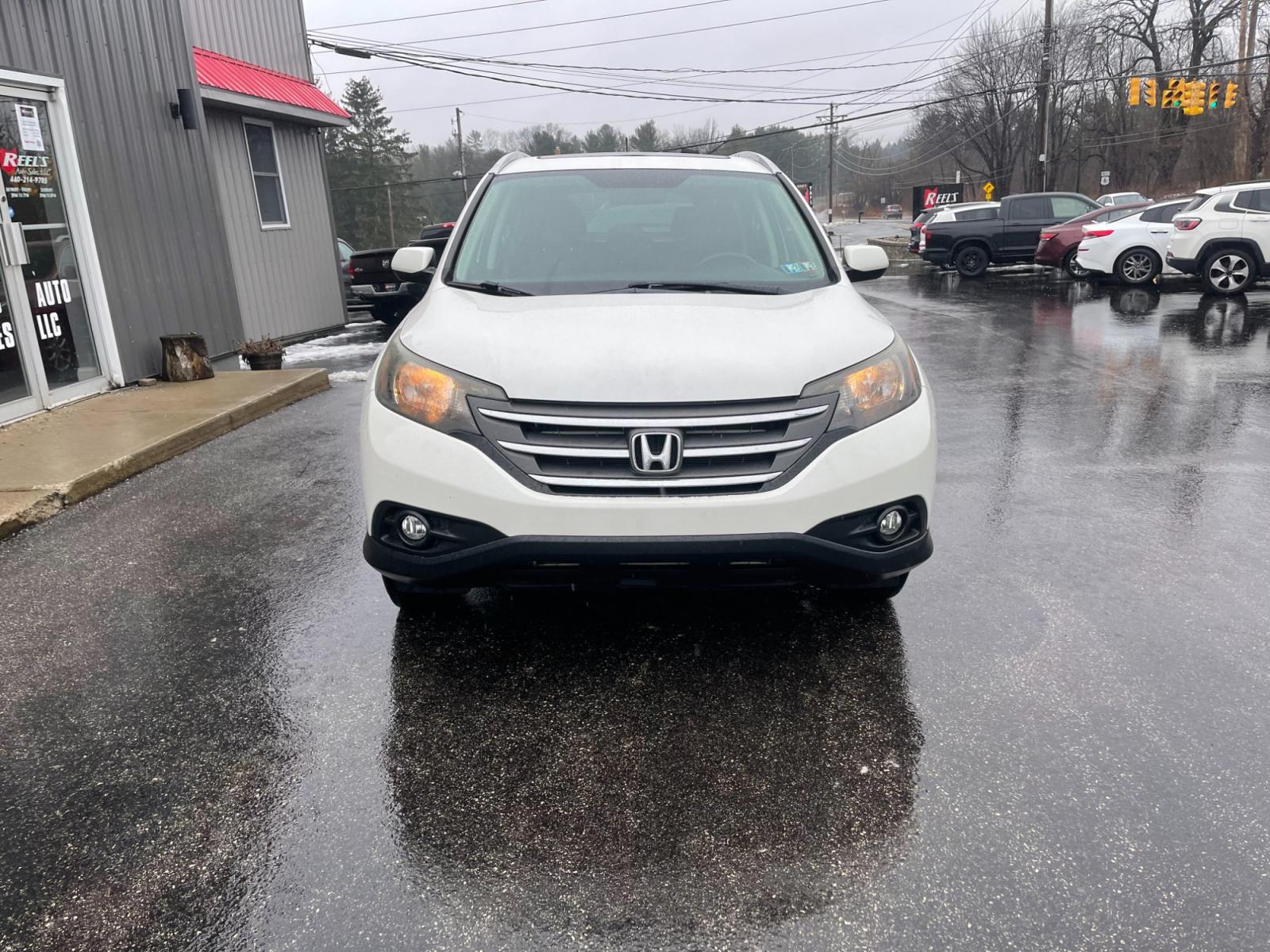 2013 White /Black Honda CR-V EX-L 4WD 5-Speed AT (5J6RM4H71DL) with an 2.4L I4 DOHC 16V engine, 5-Speed Automatic transmission, located at 11115 Chardon Rd. , Chardon, OH, 44024, (440) 214-9705, 41.580246, -81.241943 - This 2013 Honda CR-V EX-L AWD boasts a reliable 2.4L engine paired with a 5-speed automatic transmission, catering to drivers seeking both efficiency and all-wheel-drive capability. Its single-owner status may reassure potential buyers about its maintenance history. Luxurious features such as a leat - Photo #1